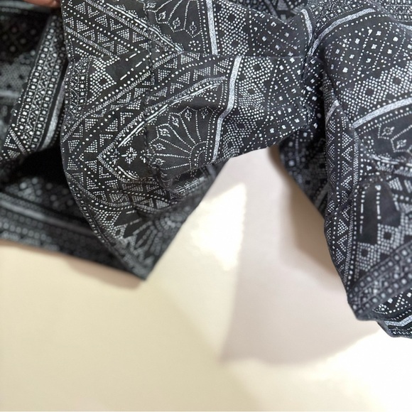 3/$10⚡️American Eagle Black & White Patterned Midi Length Shorts 5” Inseam - Picture 7 of 14